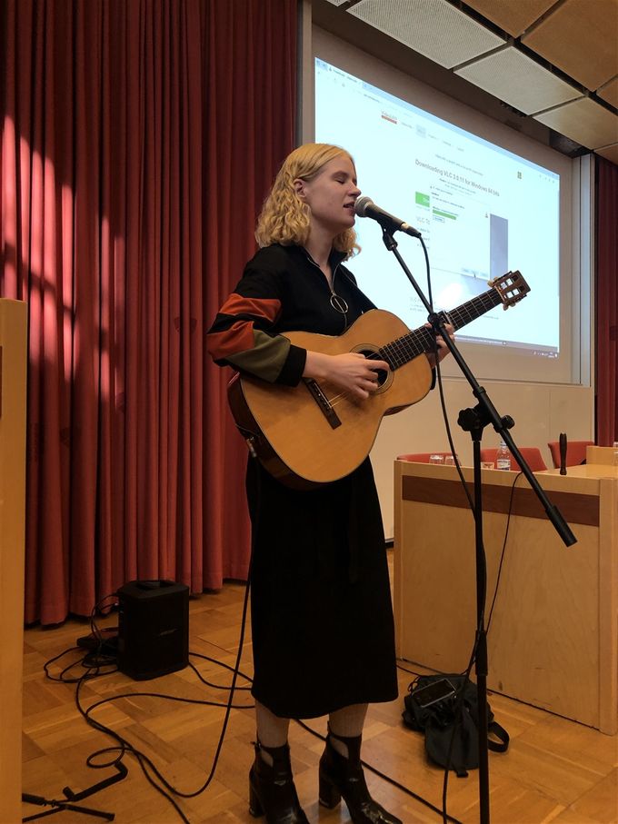 Hildur Höglind spelar och sjunger egna skrivna låtar, under suicidpreventiva dagen, 2020(2019)